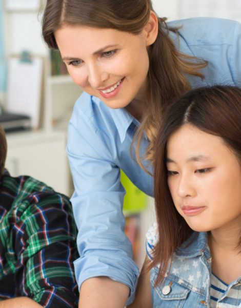 Lehrerin unterrichtet Schüler