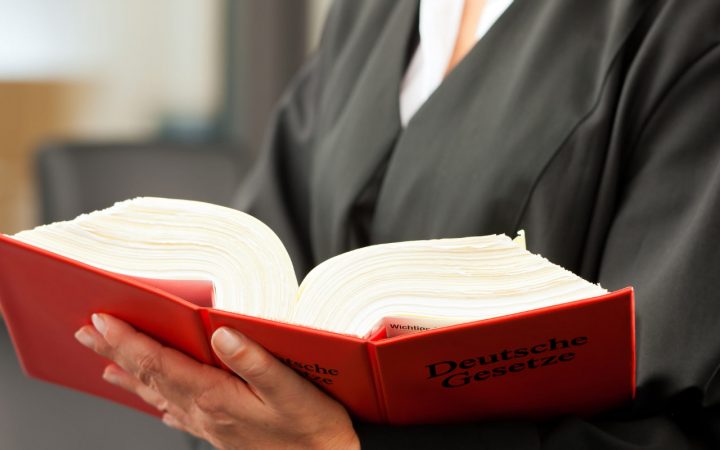 Anwalt für öffentliches Dienstrecht schaut im Gesetzbuch